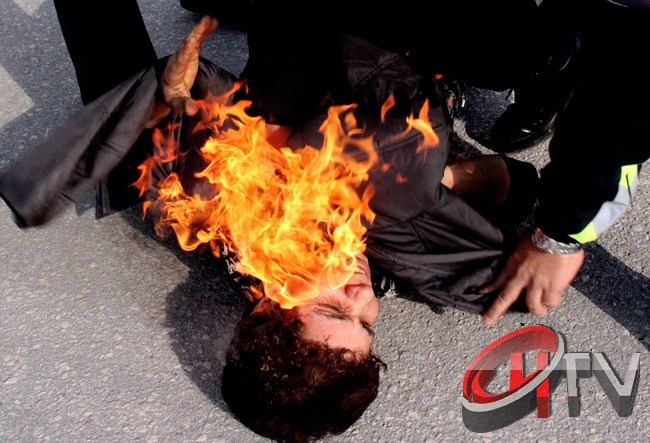 FATİH KEÇE Adana'da bir kadın şiddet görüğü gerekçesiyle kendisini polislerin önünde ateşe verdi.