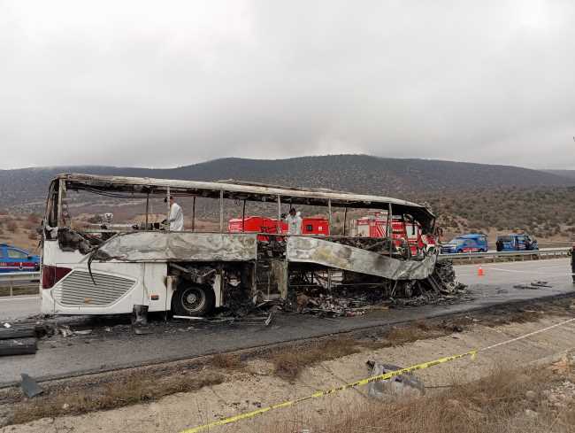 Çorum-Merzifon yolunda yolcu otobüsü yandı!