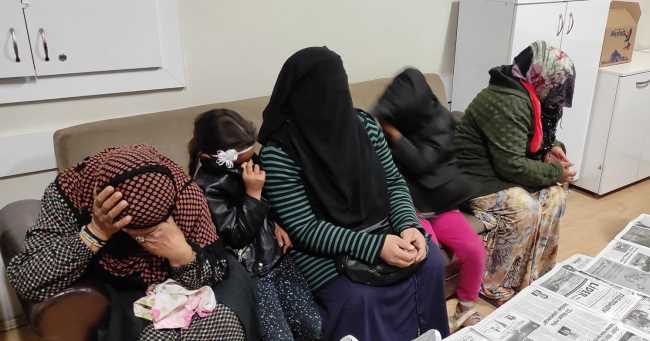 Dilenci kendisini görüntüleyen basın mensuplarına fırça attı