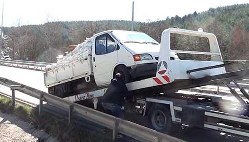 Freni boşalan kamyonet sağlık görevlisine çarptı