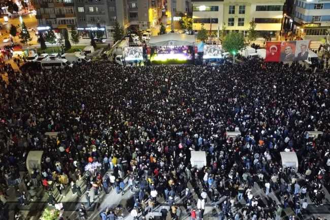 Kadeş Barış Meydanı 19 Mayıs gecesi gençlerle doldu taştı