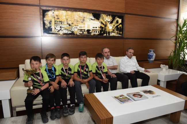 Masa Tenisi ve Badminton'da başarı elde eden sporcular 