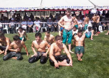 TÜRKİYE'NİN EN İYİ PEHLİVANLARI ÇORUM'DA GÜREŞİYOR