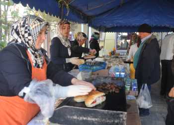 ''Hayırsever ev hanımları İhtiyaç sahibi öğrenciler için kolları sıvadı''