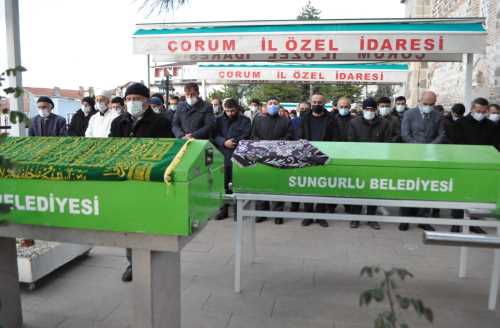 13 yaşındaki kızının cenaze namazını kendi kıldırdı