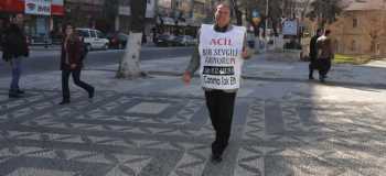  14 Şubat Sevgililer Günü'ne yalnız girince ilginç bir yönteme başvurdu