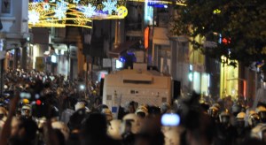 EYLEMCİLERE POLİSTEN ÖNCE ESNAF MÜDAHALE ETTİ