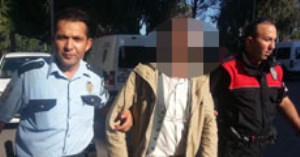 ÖĞRENCİLERİN ETEK ALTI FOTOĞRAFLARINI ÇEKERKEN YAKALANDI 