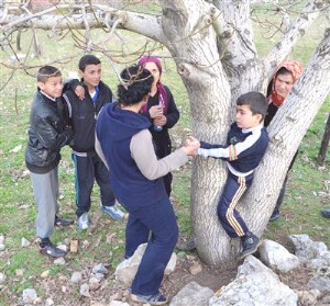 Ağaca sıkışan çoçuk 