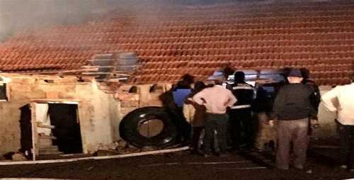 30 ton buğday, 2 kamyon saman kül oldu