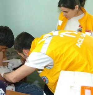 AKKENT'DE BIÇAKLI KAVGA