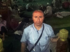 Türk gazeteci camide mahsurkaldı. TRT 'yeCanlı bağlandı 