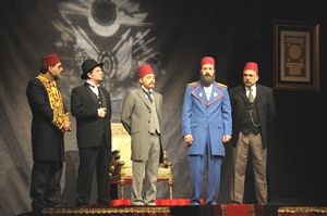 Siyasi gelişmelerin perde arkasının işlendiği Tiyatro oyunu