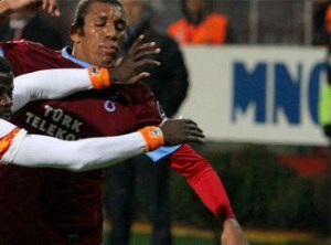 Sahada kapıştılar