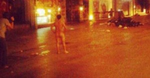 Avrupalı   Gezi Protestosu(çırılçıplak soyundu)  