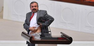 Meclis kürsüsünden gömleğini sıyırdı 