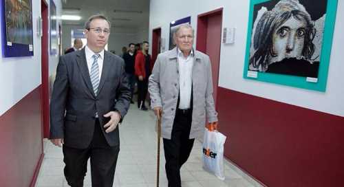 72 yaşında üniversiteli oldu,ilk derse bastonuyla geldi