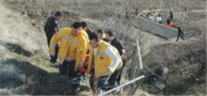 50 METRE'den DÜŞEN ARAÇTAN SAĞ KURTULDULAR 