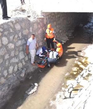 76 YAŞINDAKİ ŞÜKRÜ AMCA DEREYE DÜŞTÜ