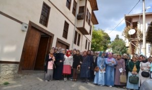 Çorum Hitit Üniversitesi İlahiyat Fakültesi öğrencileri İskilip’e gelerek ilçenin tarihi, turistik ve kültürel mekânlarını gezdiler.