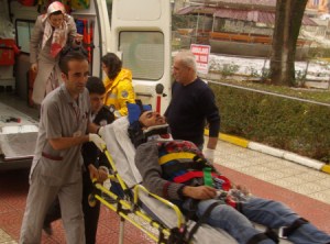 Araç şarampole yuvarlandı 3 yaralı