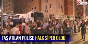 Taş atılan polise GÖSTERİCİLER  siper oldu