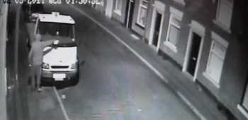 ACEMİ KUNDAKÇI KENDİNİ ATEŞE VERDİ