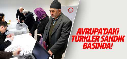 Almanya'da yaşayan Türkler sandık başında oy kullanıyor