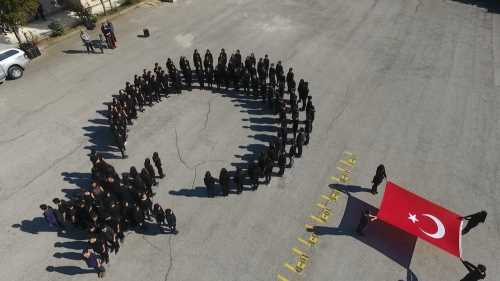 Atatürk Anadolu Lisesinde 12 Mart Ay Yıldız Koreografisi