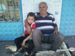 EKMEĞİNİ TAHTA KAŞIK YAPARAK KAZANIYOR