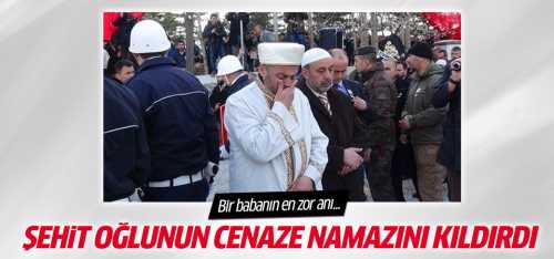 Babası Şehit Oğlunun Cenazesini Kıldırıyor