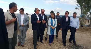 BAKAN TOPÇU MEVSİMLİK İŞÇİLERİN ÇADIRLARINI ZİYARET ETTİ