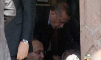 Başbakan Cami Kapısı Girişinde Namazını Kıldı