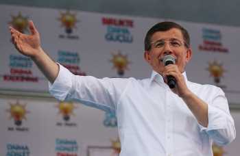 BAŞBAKAN EZAN OKUNURKEN SUSTU 