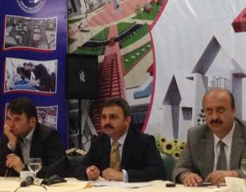 BAŞKAN KÜLCÜ ANİTTA OTELDE  BASIN TOPLANTISI YAPIYOR