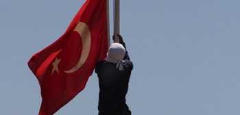 Bayrağı indiren Şerefsiz belli oldu