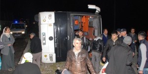BDP'LİLERİN OTOBÜSÜ KAZA YAPTI 