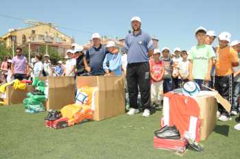 Belediye’den minik sporculara malzeme yardımı