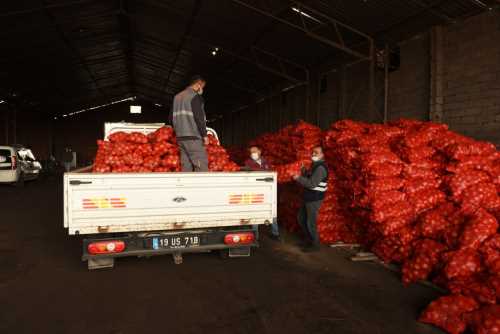 Belediyeden patates ve soğan dağıtımına destek geldi