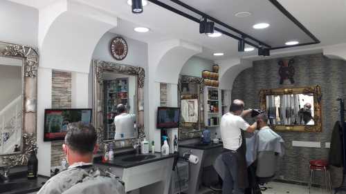 Berberler kuaförler bu gün açıldı