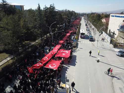 Binlerce Çorumlu şehitler için yürüdü
