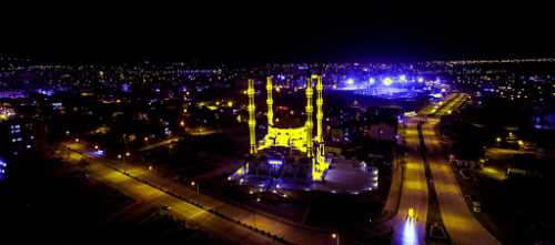 Camilerde eller Mehmetçiğe dua için kalktı