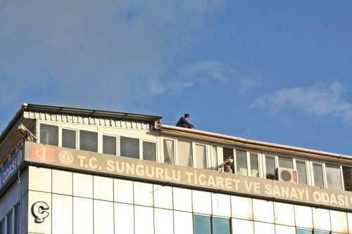 Çatıya Çıkan Genci Belediye Başkanı İkna Etti