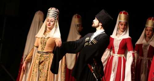 ÇERKES GECESİ BÜYÜLEDİ