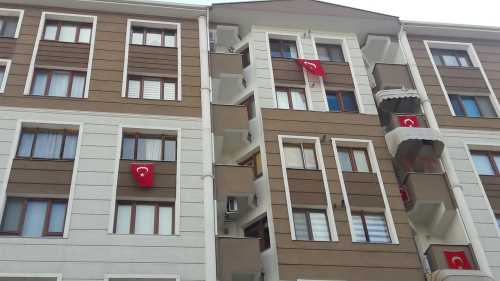 ÇORUM  Balkonlarda coşkulu 23 Nisan kutlamasına hazır