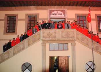 ÇORUM BELEDİYE SPOR BAŞKANINI TEBRİK ETTİ