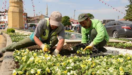 Çorum Belediyesi, bahar aylarının gelmesi ile birlikte şehrin dört bir yanındaki parkları bahara hazırlıyor