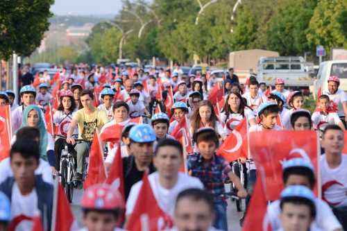 Çorum Belediyesi tarafından Gençlik merkezlerinde düzenlenen sosyal ve sportif faaliyetlerde başarılı olan bin öğrenciye bisiklet hediye edildi