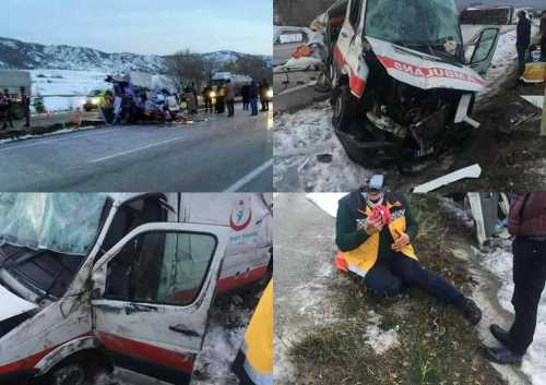 ÇORUM'DA AMBULANS TIR'LA ÇARPIŞTI