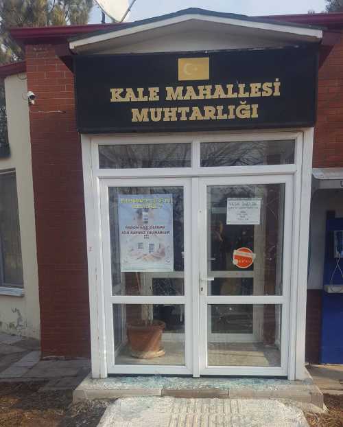Çorum'da Kale mahallesi muhtarlığına taşlı saldırı
